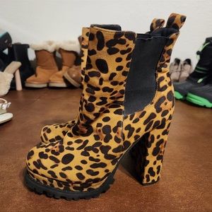 Liliana Leopard Print Platform Booties
Sz 8.5